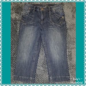 Gitano, ladies size 12, blue wash capri jeans.